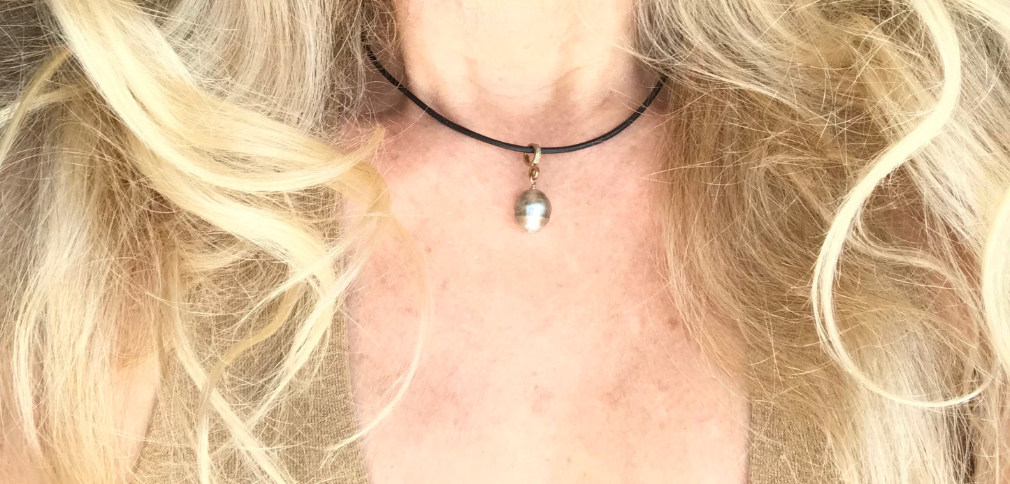 Tahitian pearl choker on leather - Sacred Birch