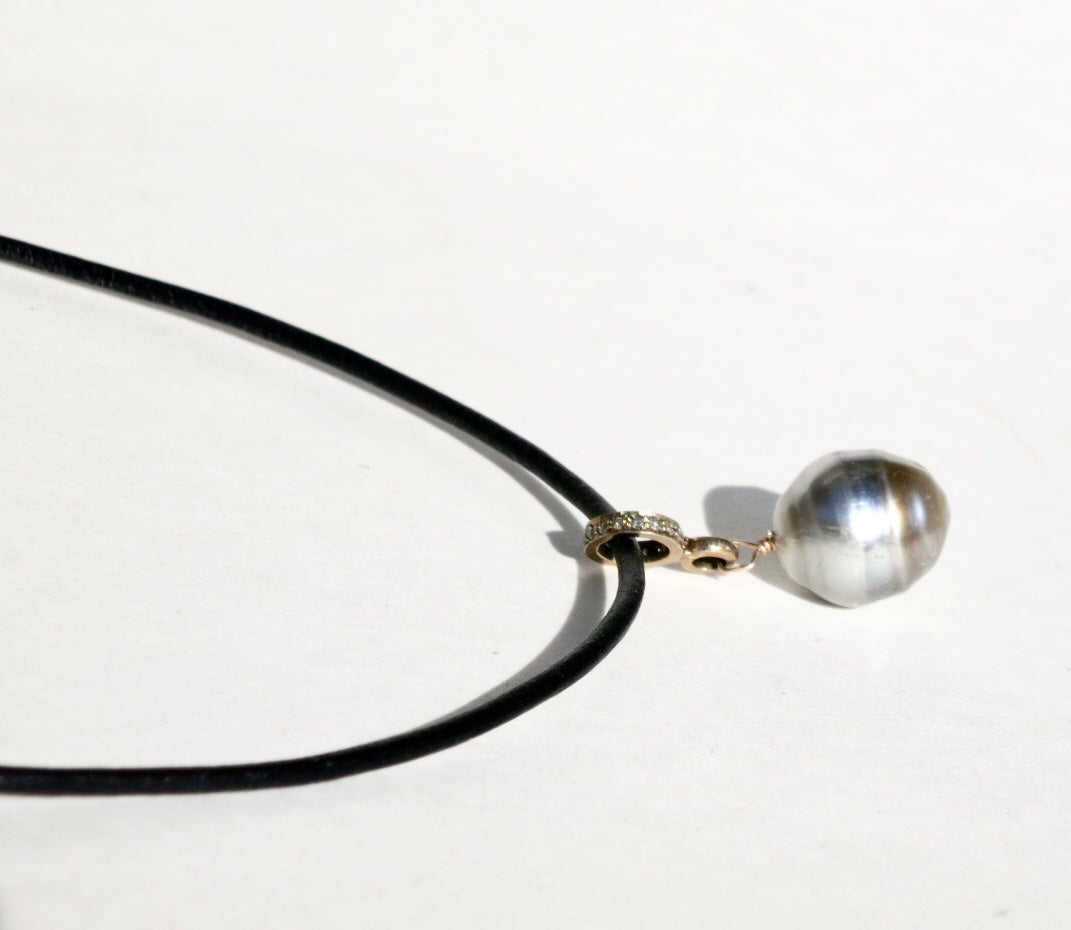 Tahitian pearl choker on leather - Sacred Birch