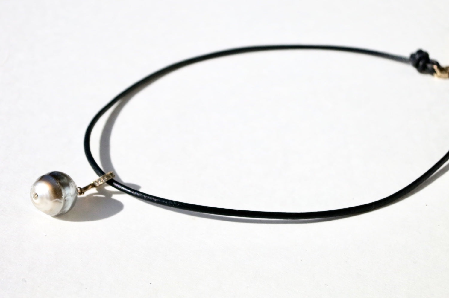 Tahitian pearl choker on leather - Sacred Birch