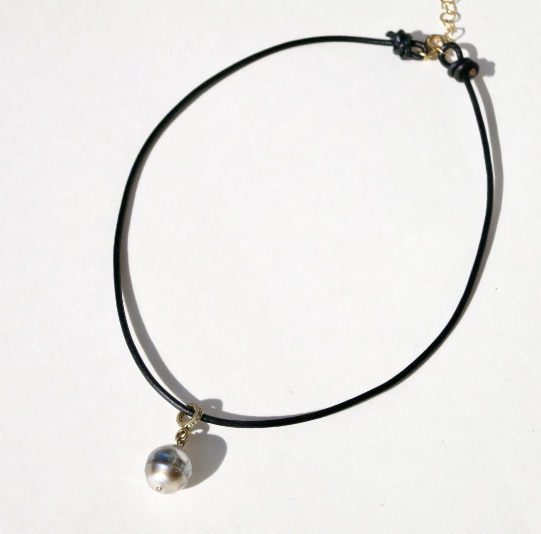 Tahitian pearl choker on leather - Sacred Birch