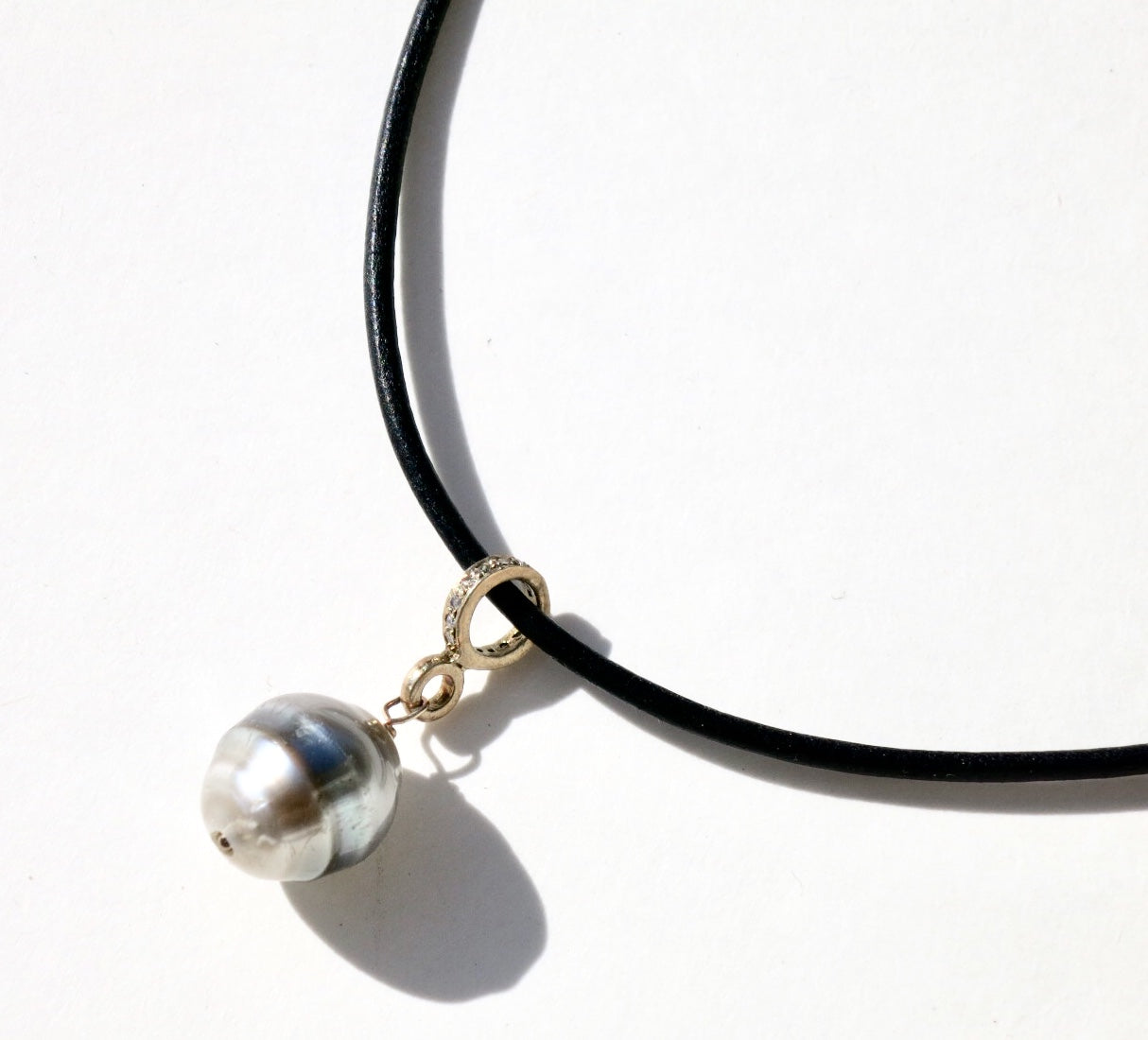 Tahitian pearl choker on leather - Sacred Birch